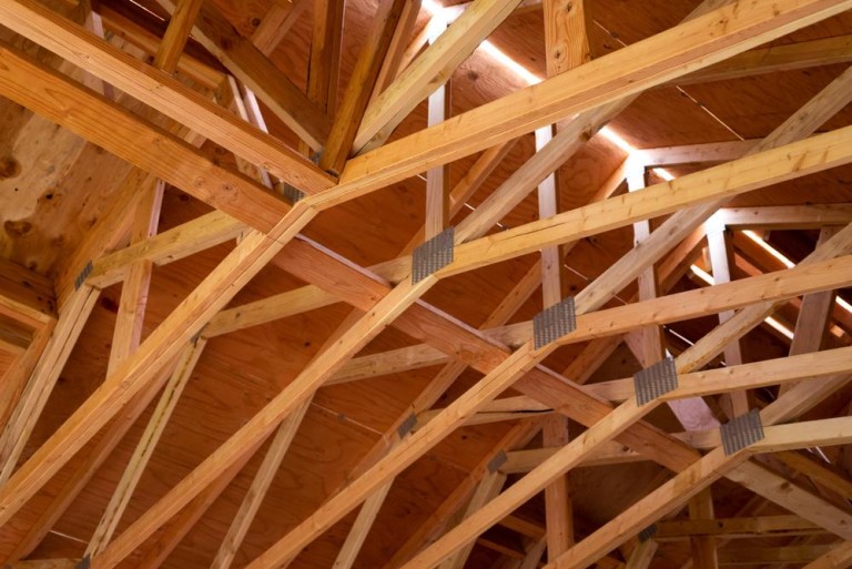 Pose de charpente traditionnelle aux Loges, quels avantages ?