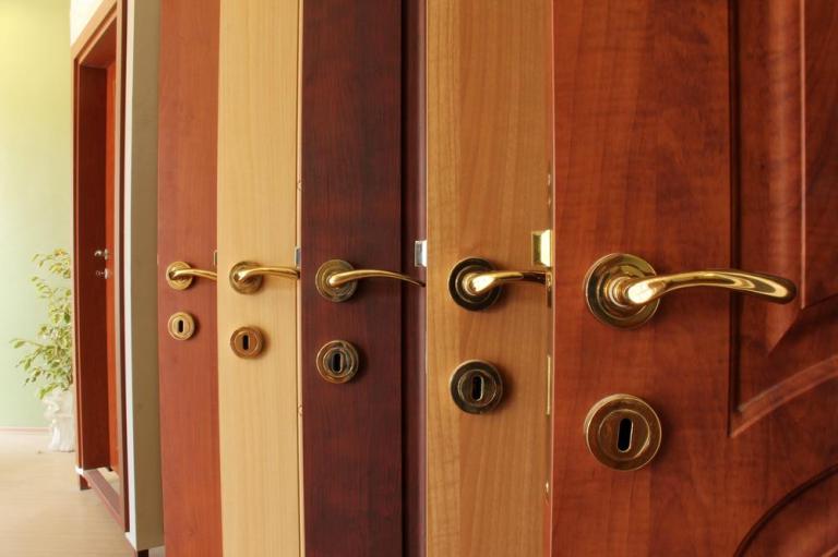 Choisir une porte intérieure en bois : critères et tendances